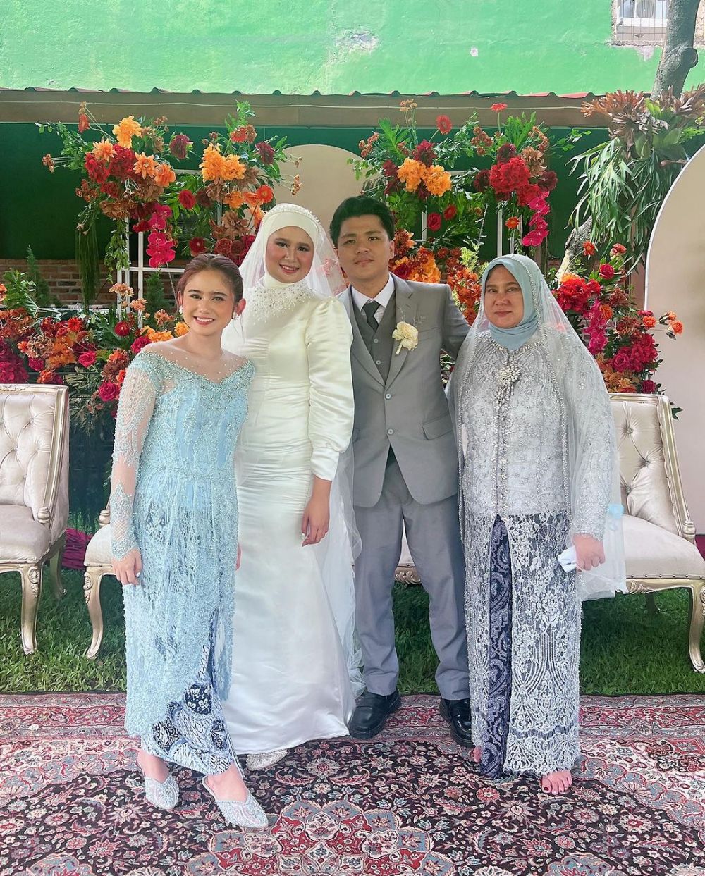 beda gaya pesinetron di pernikahan sang kakak © berbagai sumber