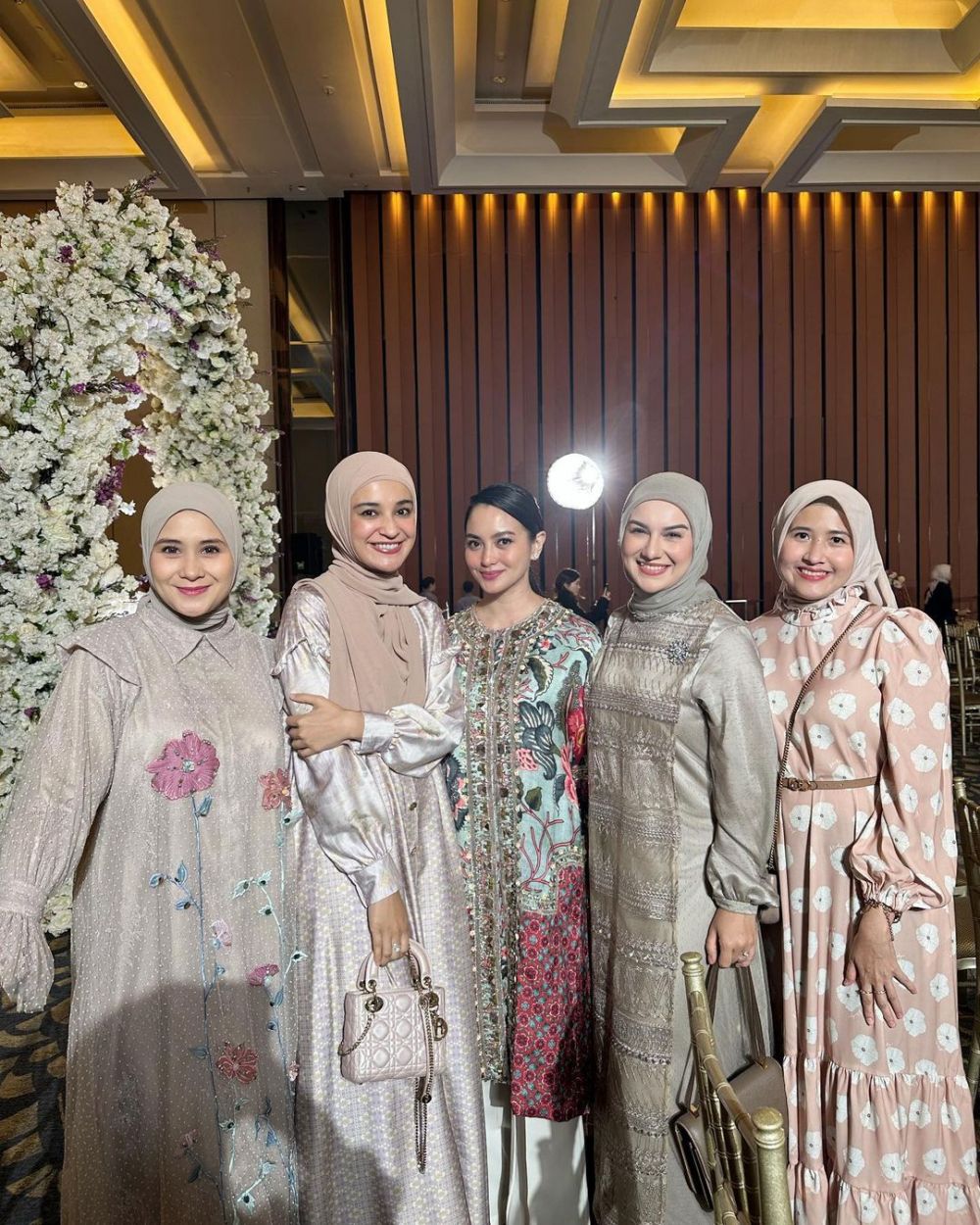 gaya seleb di acara tujuh bulanan kehamilan aurel hermansyah © berbagai sumber