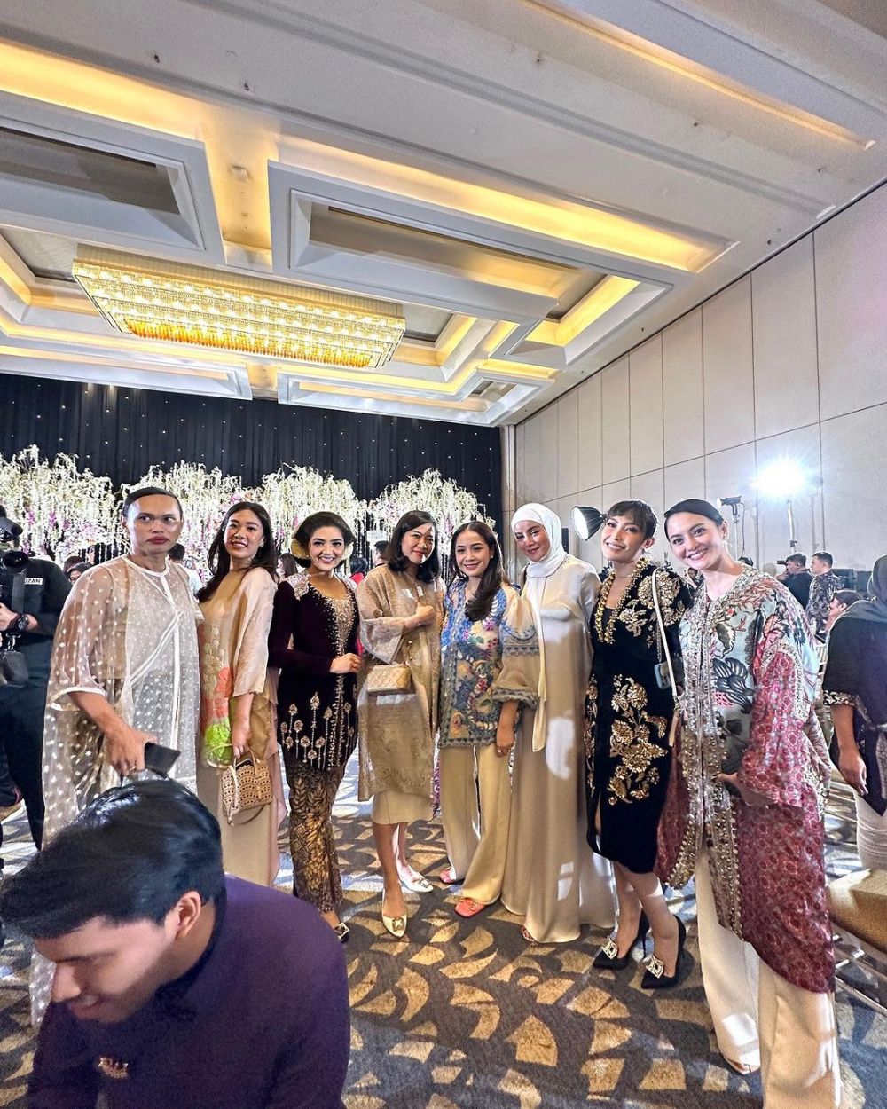 gaya seleb di acara tujuh bulanan kehamilan aurel hermansyah © berbagai sumber