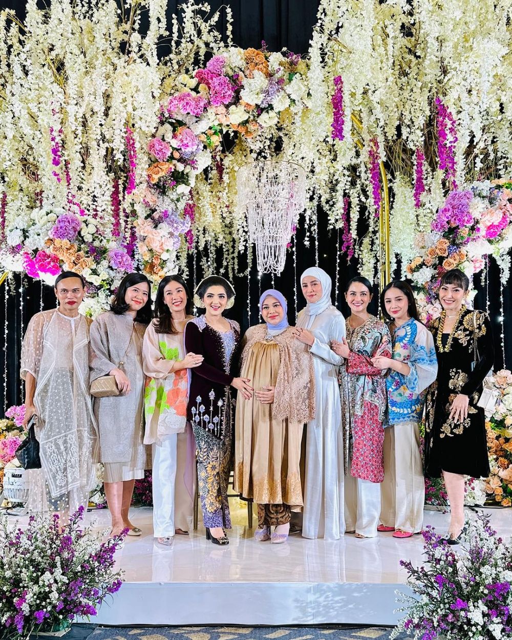 gaya seleb di acara tujuh bulanan kehamilan aurel hermansyah © berbagai sumber