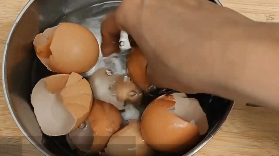 Tanpa pakai sitrun atau cuka, ini cara bersihkan kerak gosong di pantat panci dengan 1 ampas dapur