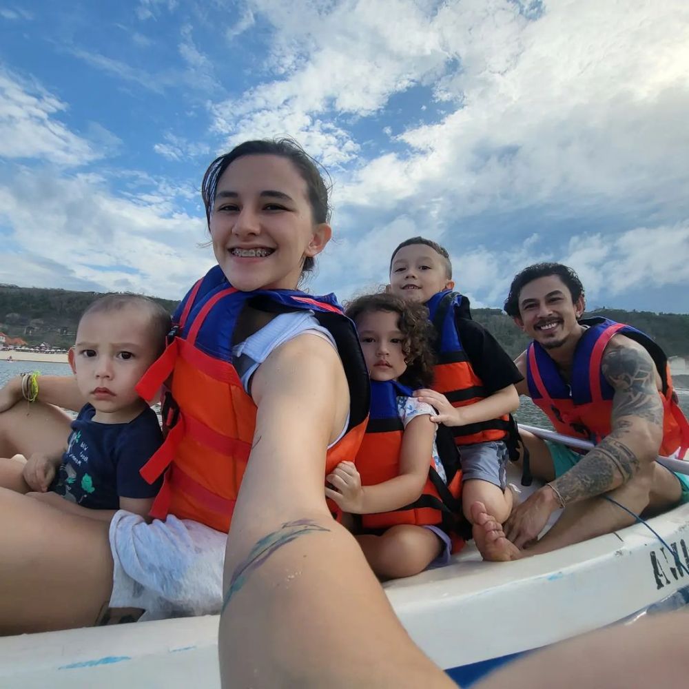 artis usia 20-an momong anak tanpa baby sitter © 2023 brilio.net