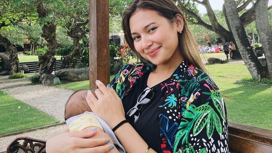Gaya 11 seleb usia 20-an momong anak tanpa baby sitter, Jennifer Coppen disebut mirip Nikita Willy