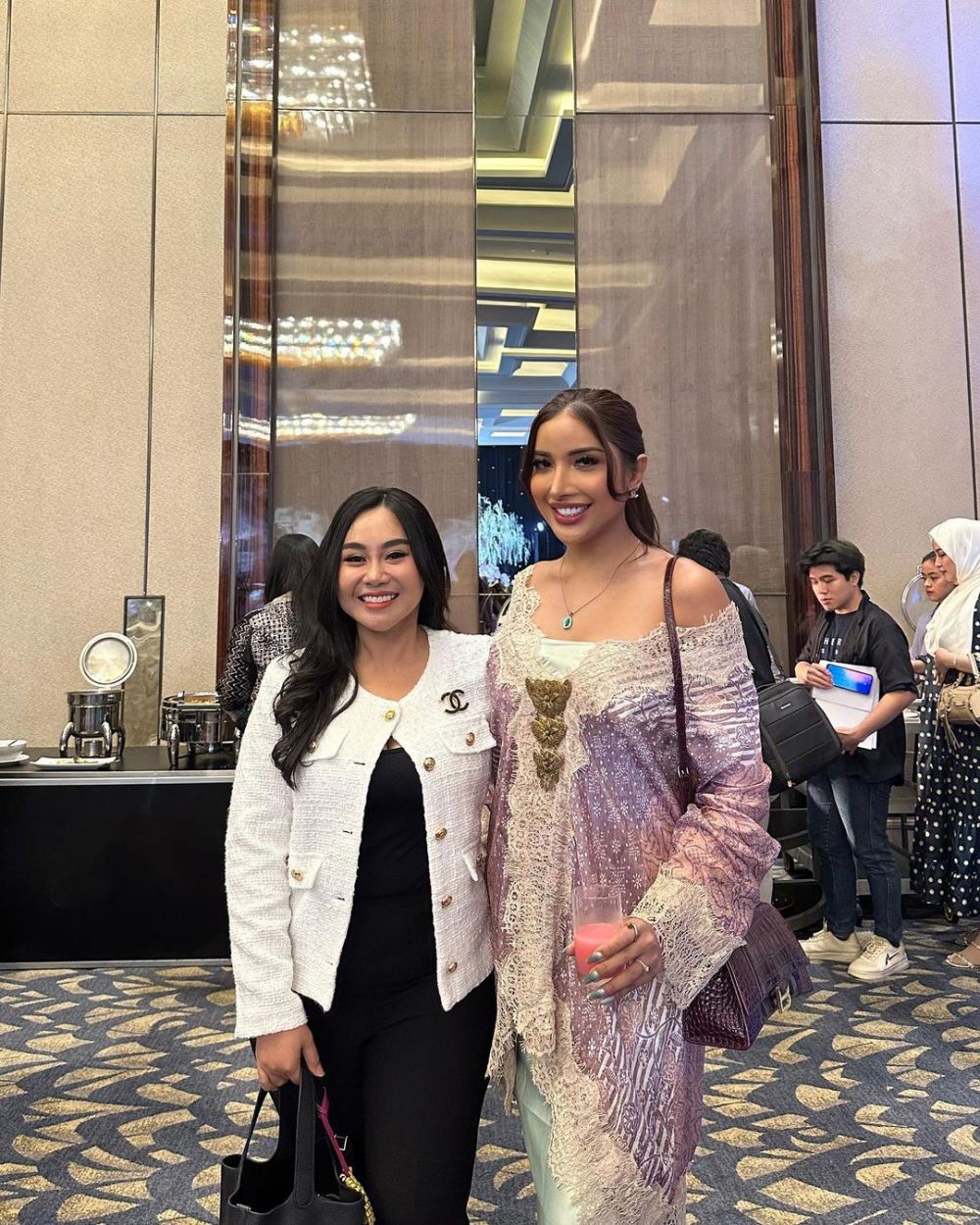 penampilan millen cyrus di acara 7 bulanan aurel mirip manohara © berbagai sumber penampilan millen cyrus di acara 7 bulanan aurel mirip manohara © berbagai sumber