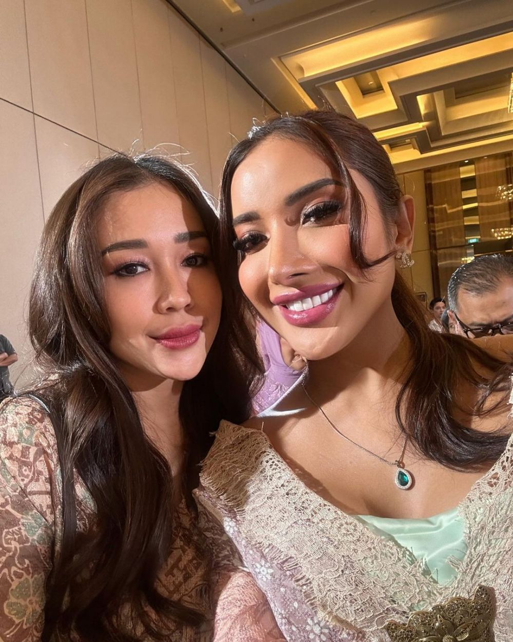 penampilan millen cyrus di acara 7 bulanan aurel mirip manohara © berbagai sumber