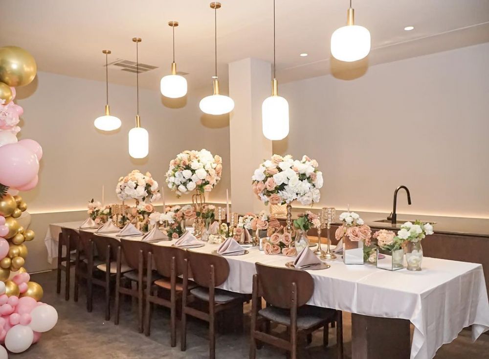 nia ramadhani beri kejutan baby shower asisten di resto mewah © berbagai sumber