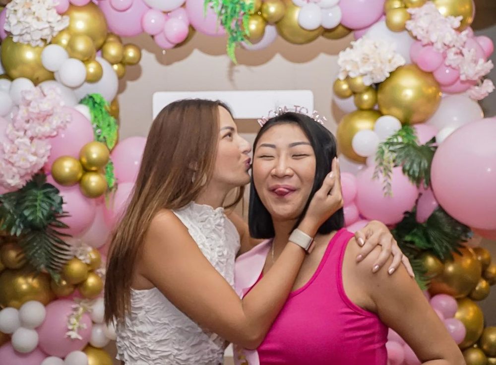 nia ramadhani beri kejutan baby shower asisten di resto mewah © berbagai sumber