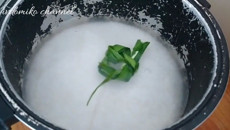 Trik menanak nasi di rice cooker agar tak cepat basi dan lebih wangi, cukup tambah 2 bahan dapur