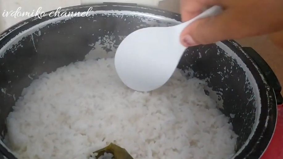 Trik menanak nasi di rice cooker agar tak cepat basi dan lebih wangi, cukup tambah 2 bahan dapur