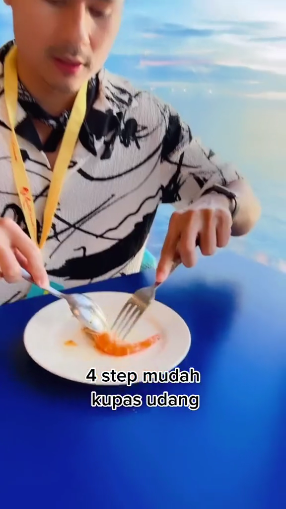 Trik mengupas kulit udang ini praktis, hasilnya utuh dan nggak bikin tangan kotor