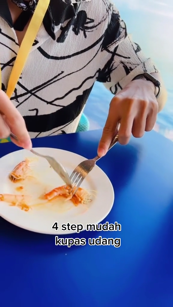 Trik mengupas kulit udang ini praktis, hasilnya utuh dan nggak bikin tangan kotor