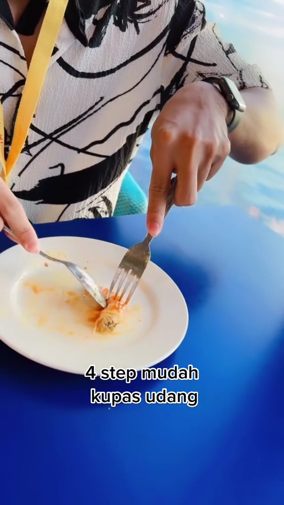 Trik mengupas kulit udang ini praktis, hasilnya utuh dan nggak bikin tangan kotor