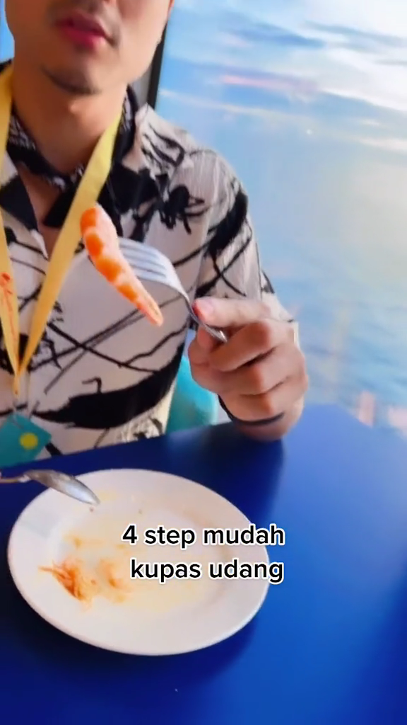 Trik mengupas kulit udang ini praktis, hasilnya utuh dan nggak bikin tangan kotor