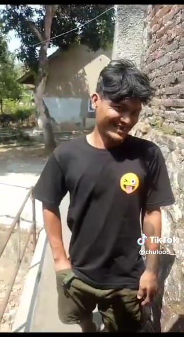 Motor pedagang kejebak di gang sempit © TikTok Motor pedagang kejebak di gang sempit © TikTok