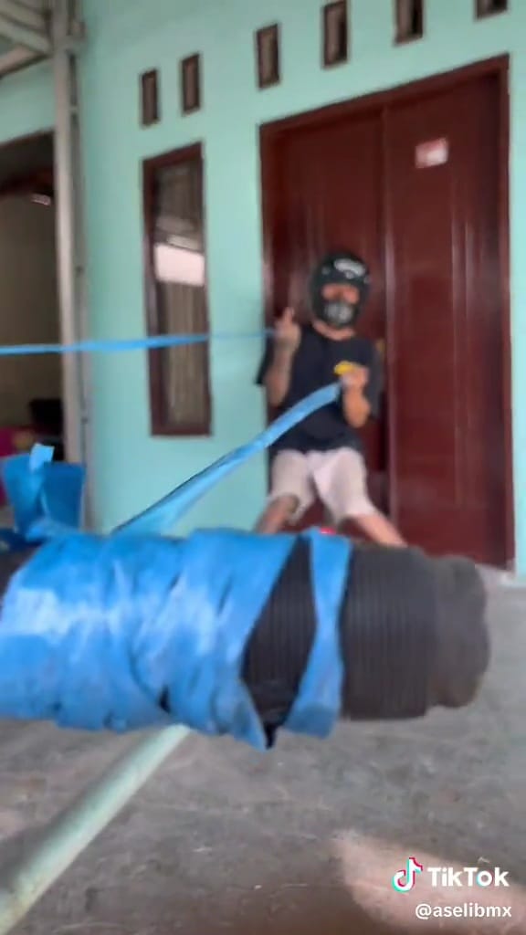 Modifikasi sepeda bocil jadi super panjang © TikTok Modifikasi sepeda bocil jadi super panjang © TikTok