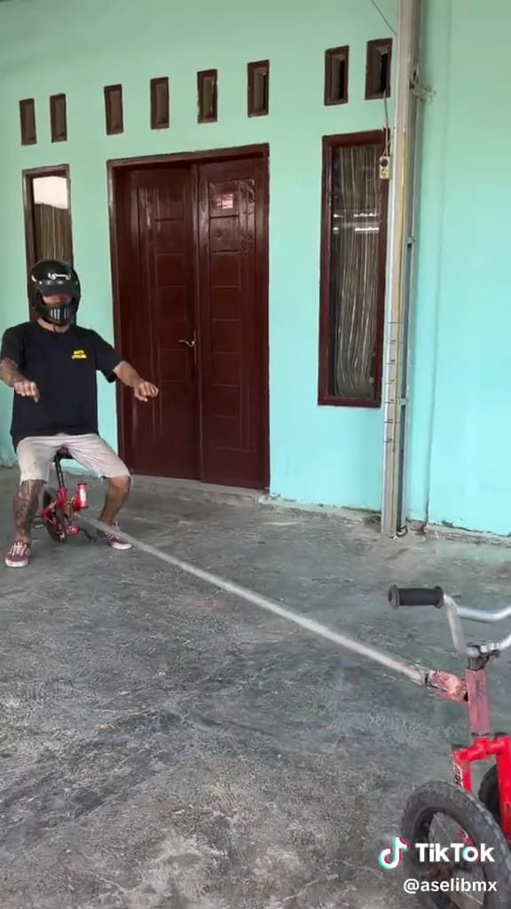 Modifikasi sepeda bocil jadi super panjang © TikTok Modifikasi sepeda bocil jadi super panjang © TikTok