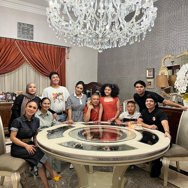 kedekatan Raul Lemos dengan Aurel © berbagai sumber