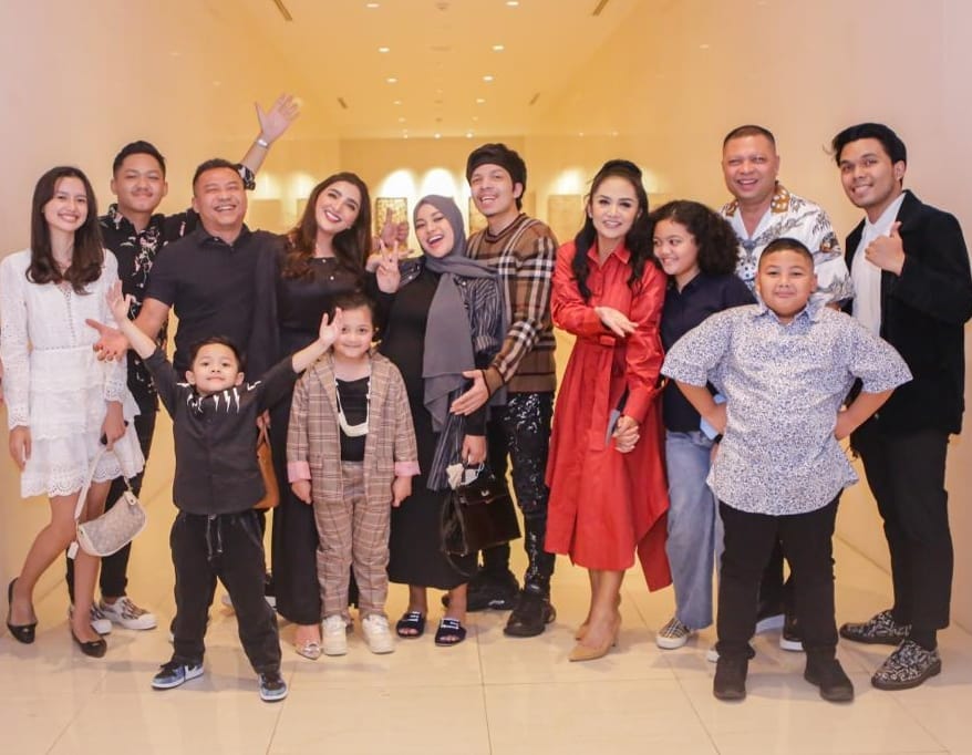 kedekatan Raul Lemos dengan Aurel © berbagai sumber