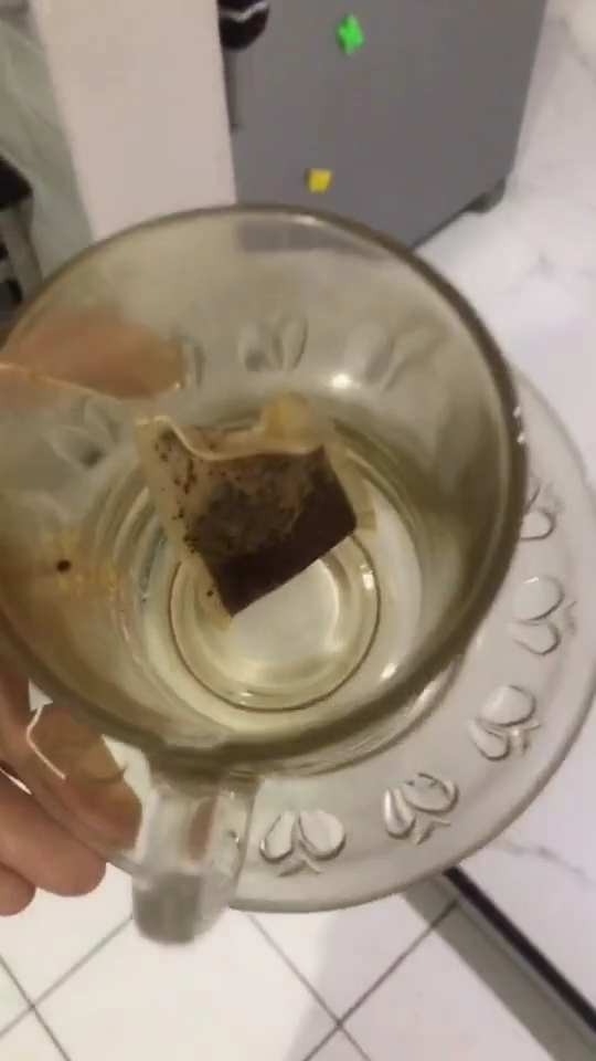 Bukan pakai kopi, ini cara mudah hilangkan bau di kulkas cuma pakai 1 ampas minuman