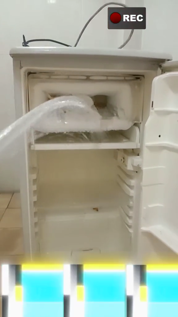 Bukan pakai kipas angin, begini trik cepat mencairkan bunga es tebal di freezer