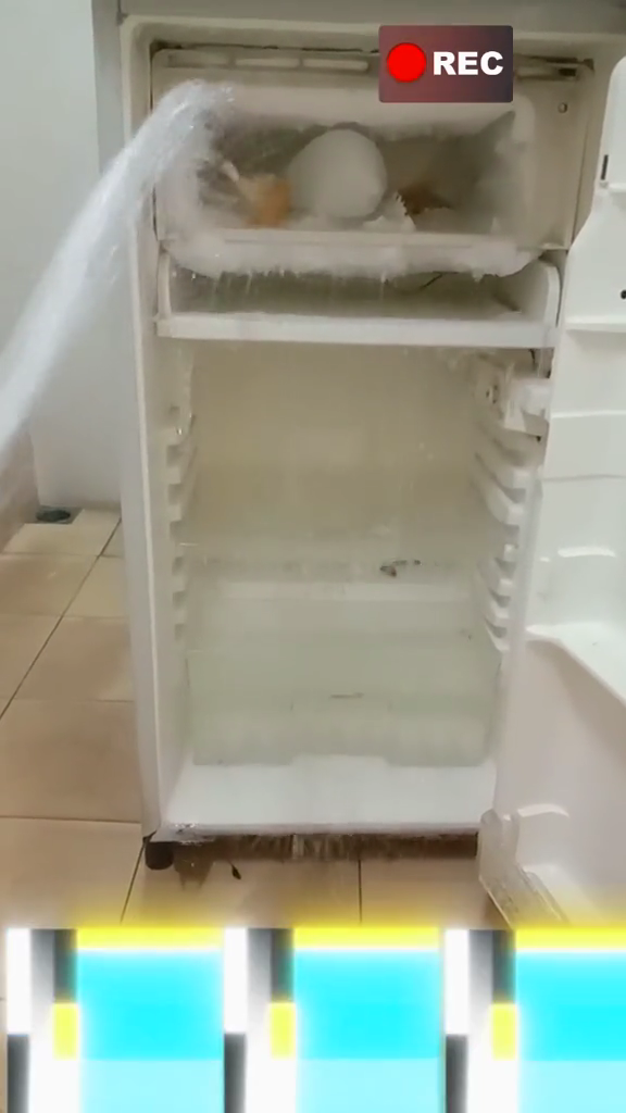Bukan pakai kipas angin, begini trik cepat mencairkan bunga es tebal di freezer