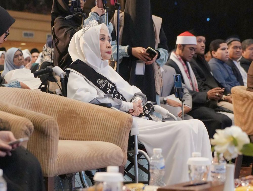 Momen haru ibunda Oki Setiana Dewi hadir di wisuda tahfidz usai koma Instagram Momen haru ibunda Oki Setiana Dewi hadir di wisuda tahfidz usai koma Instagram