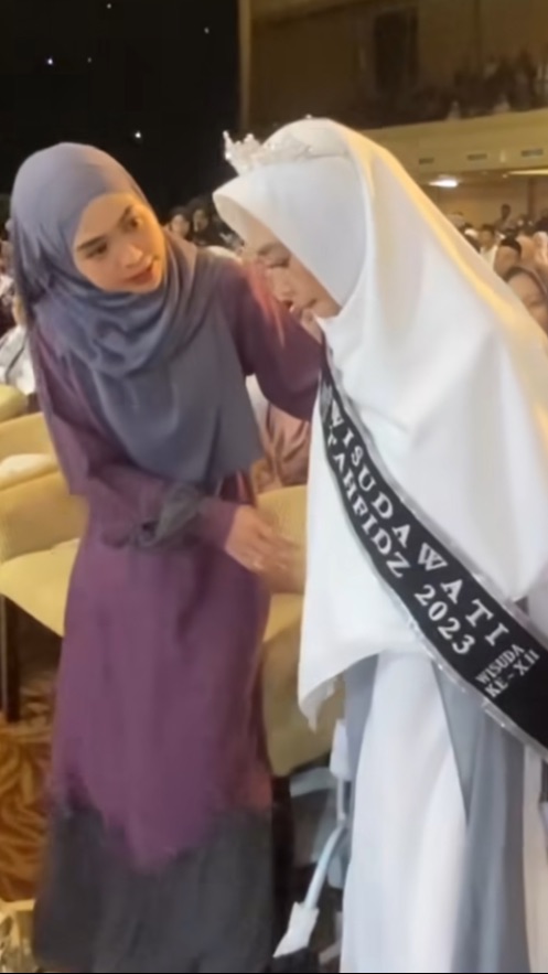 Momen haru ibunda Oki Setiana Dewi hadir di wisuda tahfidz usai koma Instagram Momen haru ibunda Oki Setiana Dewi hadir di wisuda tahfidz usai koma Instagram