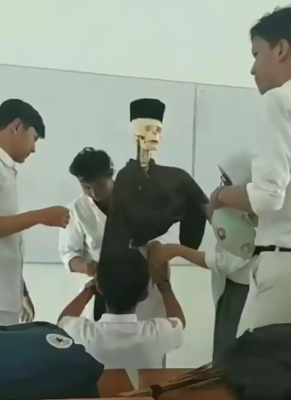 Murid kelewat berani lagi gabut Berbagai sumber