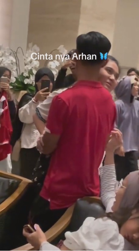 Pratama Arhan dan Azizah Salsha malu-malu pelukan © 2023 brilio.net Pratama Arhan dan Azizah Salsha malu-malu pelukan © 2023 brilio.net