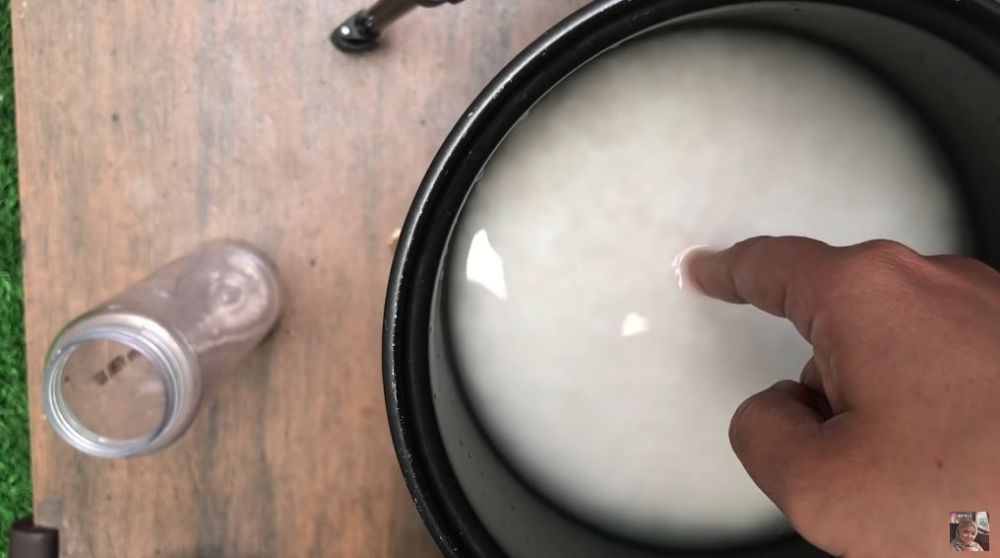 Tak perlu dimasukkan kulkas, begini trik menyimpan nasi agar tetap pulen dan tak menguning 3 hari