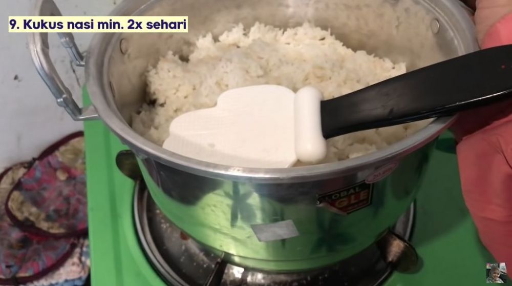 Tak perlu dimasukkan kulkas, begini trik menyimpan nasi agar tetap pulen dan tak menguning 3 hari