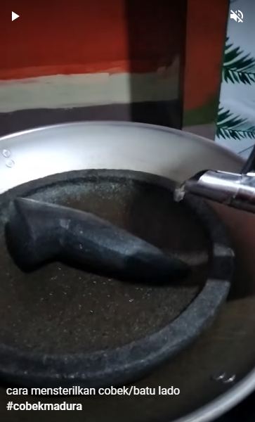 Bukan pakai sabun atau garam, begini trik membersihkan cobek batu agar bebas jamur dan pasir