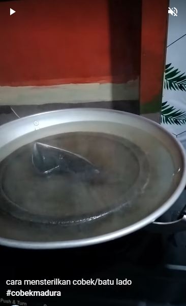 Bukan pakai sabun atau garam, begini trik membersihkan cobek batu agar bebas jamur dan pasir