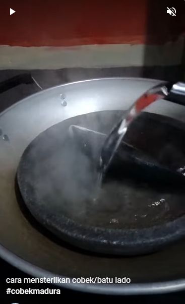 Bukan pakai sabun atau garam, begini trik membersihkan cobek batu agar bebas jamur dan pasir