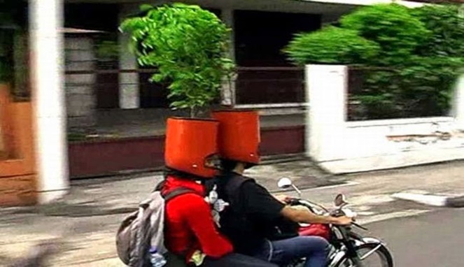 helm kocak pengendara dan penumpang © berbagai sumber