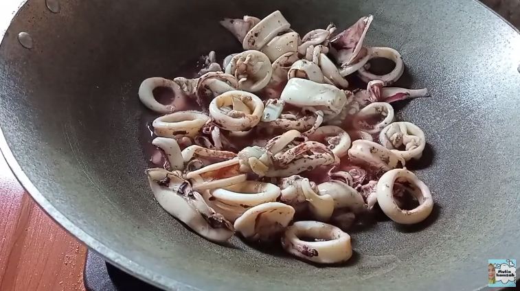 Tanpa ditaburi tepung terigu, begini trik goreng cumi agar tidak alot dan tak bikin minyak meletup