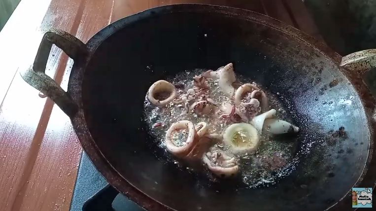 Tanpa ditaburi tepung terigu, begini trik goreng cumi agar tidak alot dan tak bikin minyak meletup