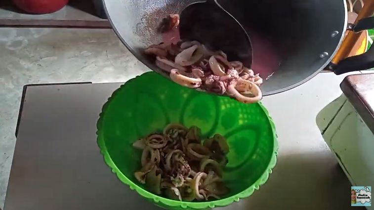 Tanpa ditaburi tepung terigu, begini trik goreng cumi agar tidak alot dan tak bikin minyak meletup