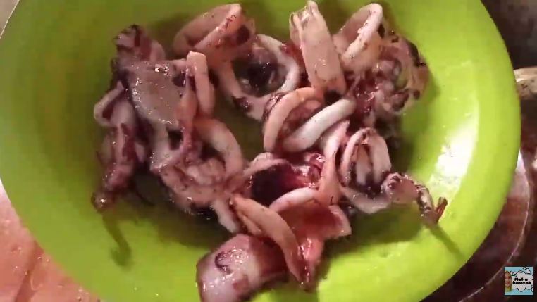 Tanpa ditaburi tepung terigu, begini trik goreng cumi agar tidak alot dan tak bikin minyak meletup
