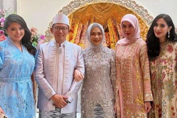 Potret kedekatan 9 seleb cantik dengan ayah sambung © 2023 brilio.net