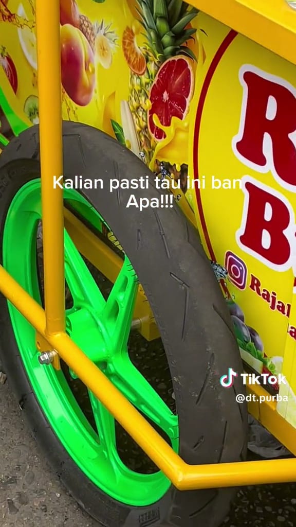 Gerobak pedagang pakai ban balap © TikTok Gerobak pedagang pakai ban balap © TikTok