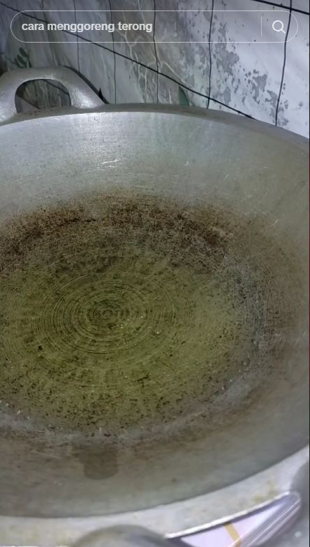 Tanpa balutan tepung, cara goreng terong ini hemat minyak dan bikin warnanya tetap ungu cantik