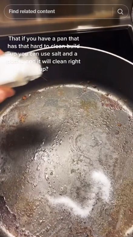 Cuma pakai 1 jenis umbi-umbian, begini cara aman bersihkan kerak masakan di wajan antilengket