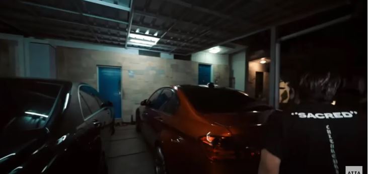 Penampakan rumah 9 presenter dilengkapi garasi mewah bak showroom © 2023 brilio.net