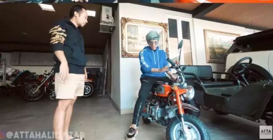 Penampakan rumah 9 presenter dilengkapi garasi mewah bak showroom © 2023 brilio.net