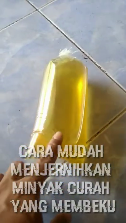 Nggak perlu dipanaskan, ini trik praktis menjernihkan minyak goreng yang mengendap