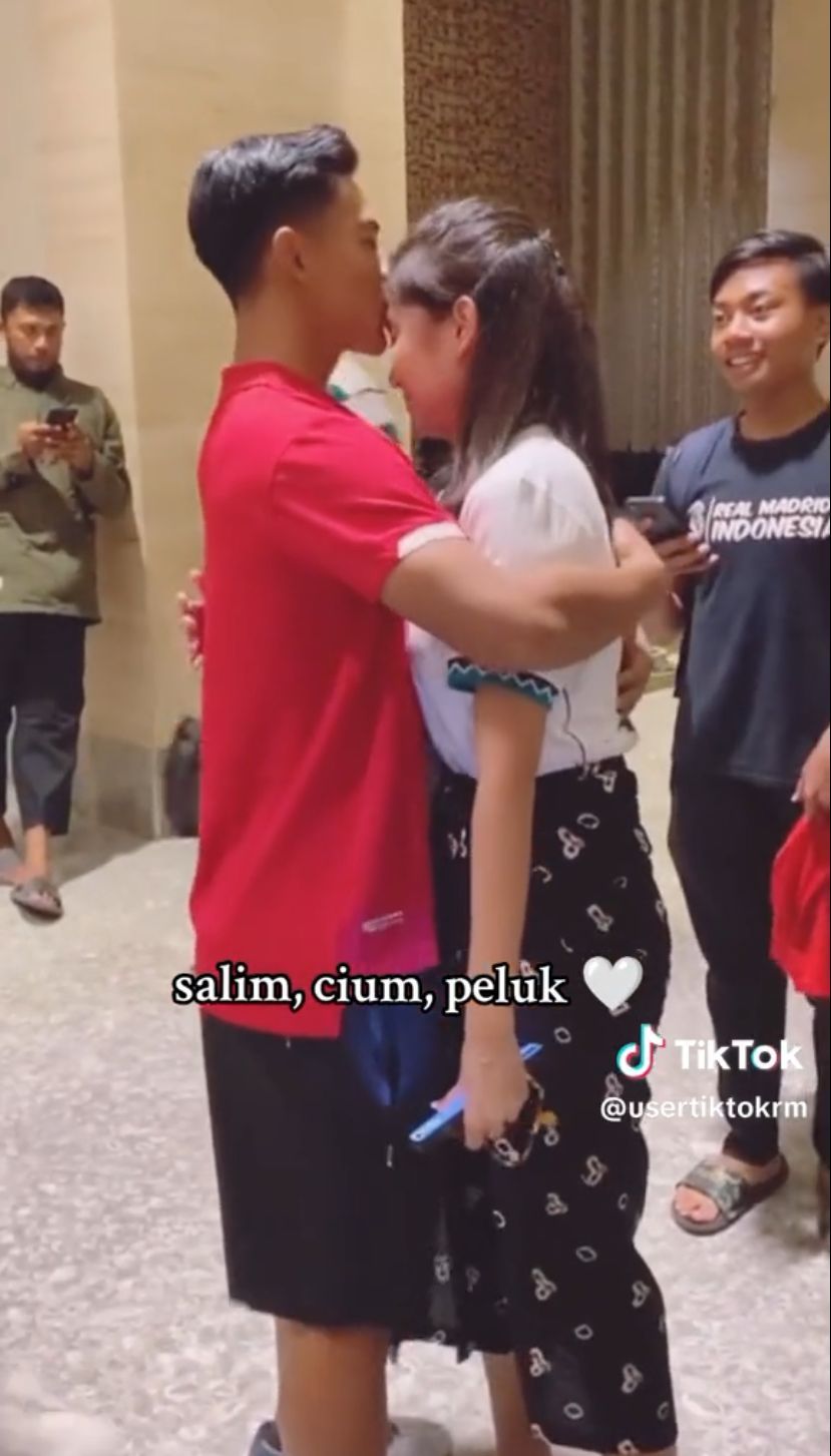 9 Potret bucin Pratama Arhan dan Azizah Salsha usai menikah © 2023 brilio.net 9 Potret bucin Pratama Arhan dan Azizah Salsha usai menikah © 2023 brilio.net