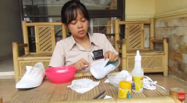 Cuma modal 2 bahan dapur, begini cara membersihkan sepatu putih menguning agar bersih tanpa pemutih
