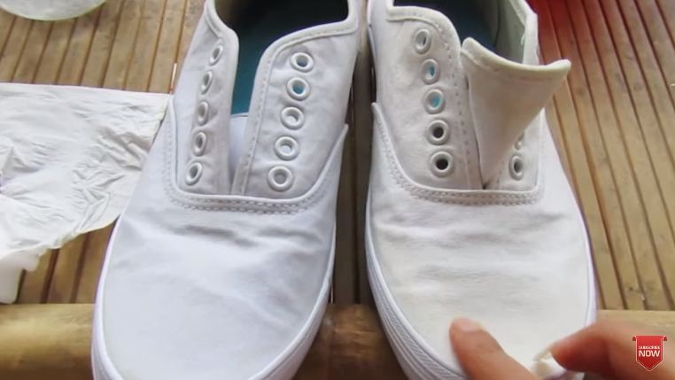 Cuma modal 2 bahan dapur, begini cara membersihkan sepatu putih menguning agar bersih tanpa pemutih