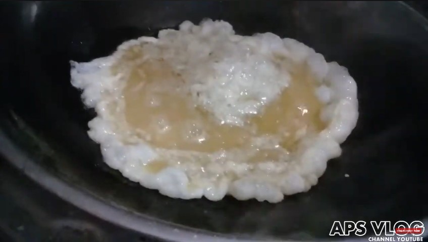 Tanpa diberi daun bawang, begini trik goreng telur dadar agar bebas amis pakai 2 bahan dapur